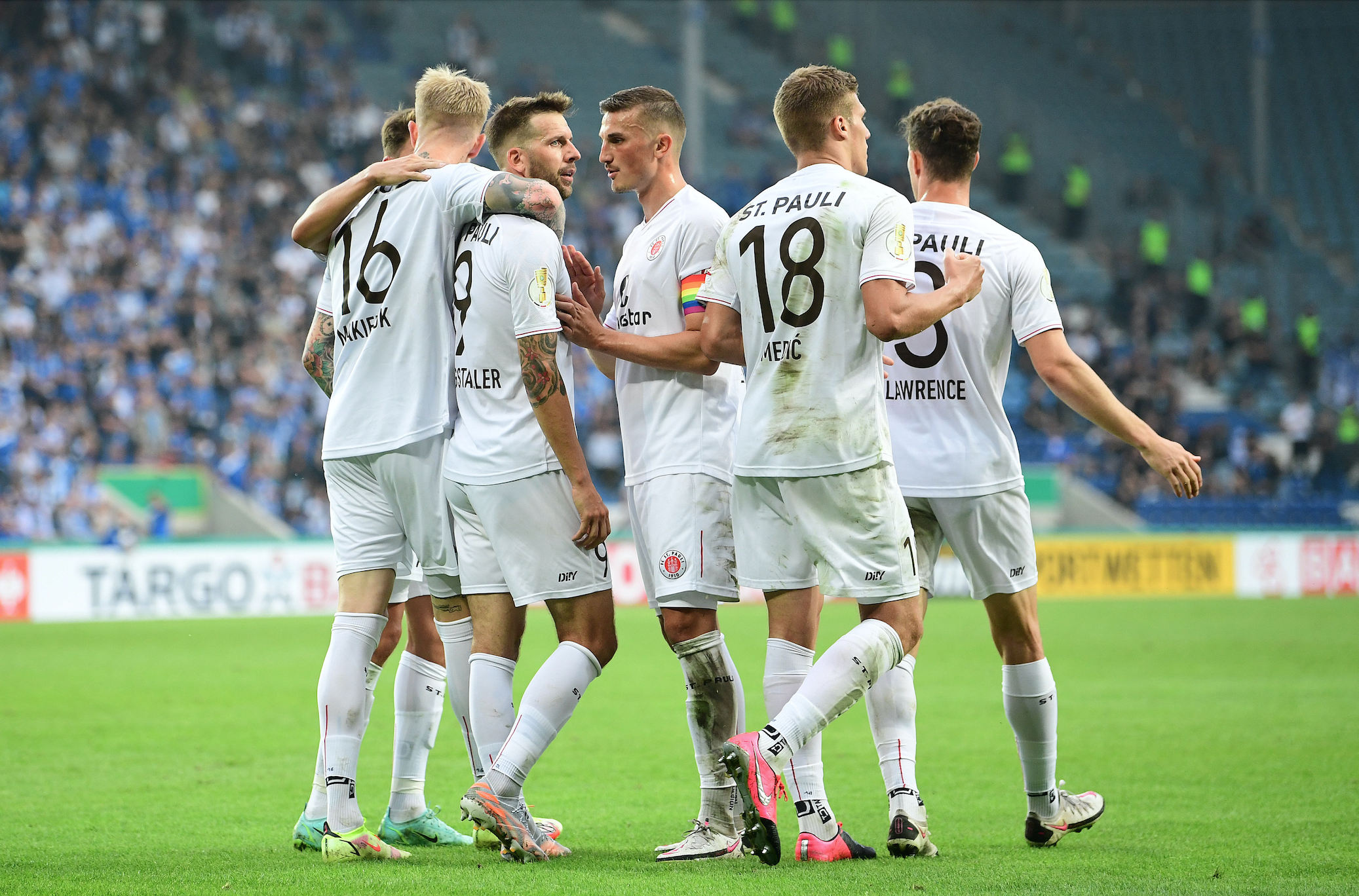 St. Paulis Spieler Spieler bejubeln ihr Tor im DFB-Pokal
