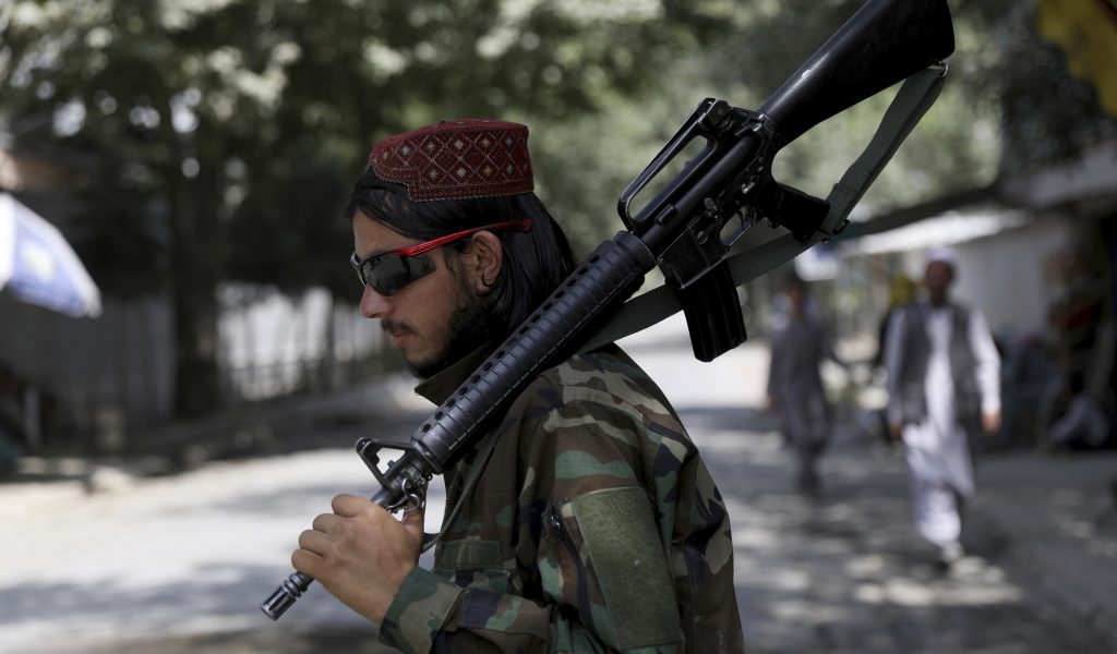 Ein Taliban-Kämpfer in Kabul. Die Islamisten wollen keine Afghanen mehr zum Flughafen durchlassen.