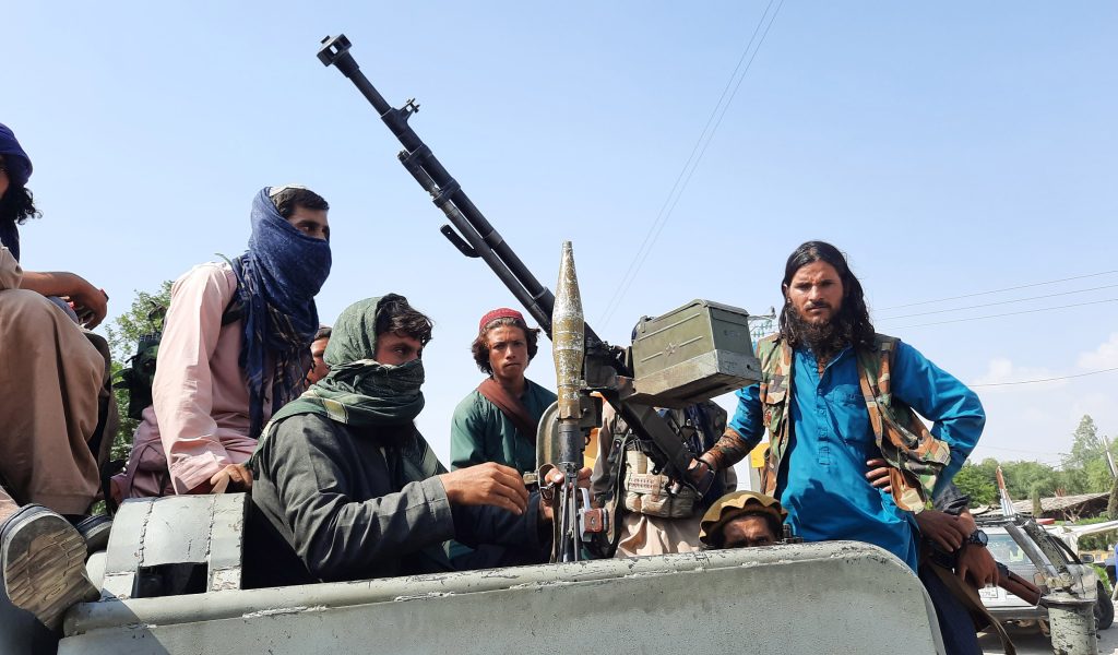 Afghanistan, Kandahar: Schwer bewaffnete Taliban-Kämpfer fahren in einem Fahrzeug durch Mehtarlam, der Hauptstadt der Provinz Laghman.