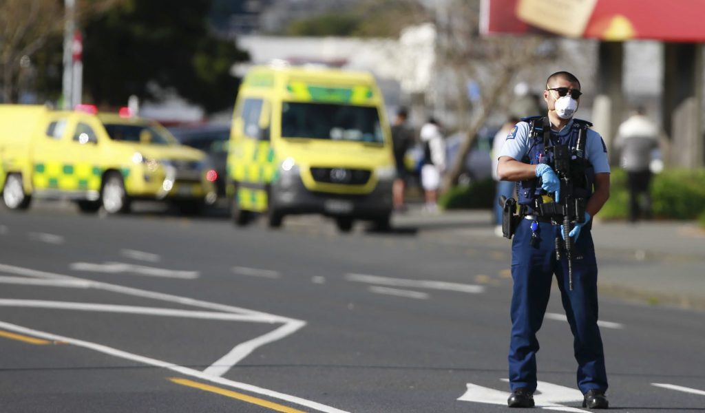 Ein bewaffneter Polizist steht nach dem Terrorangriff vor dem Supermarkt in Auckland, Neuseeland.