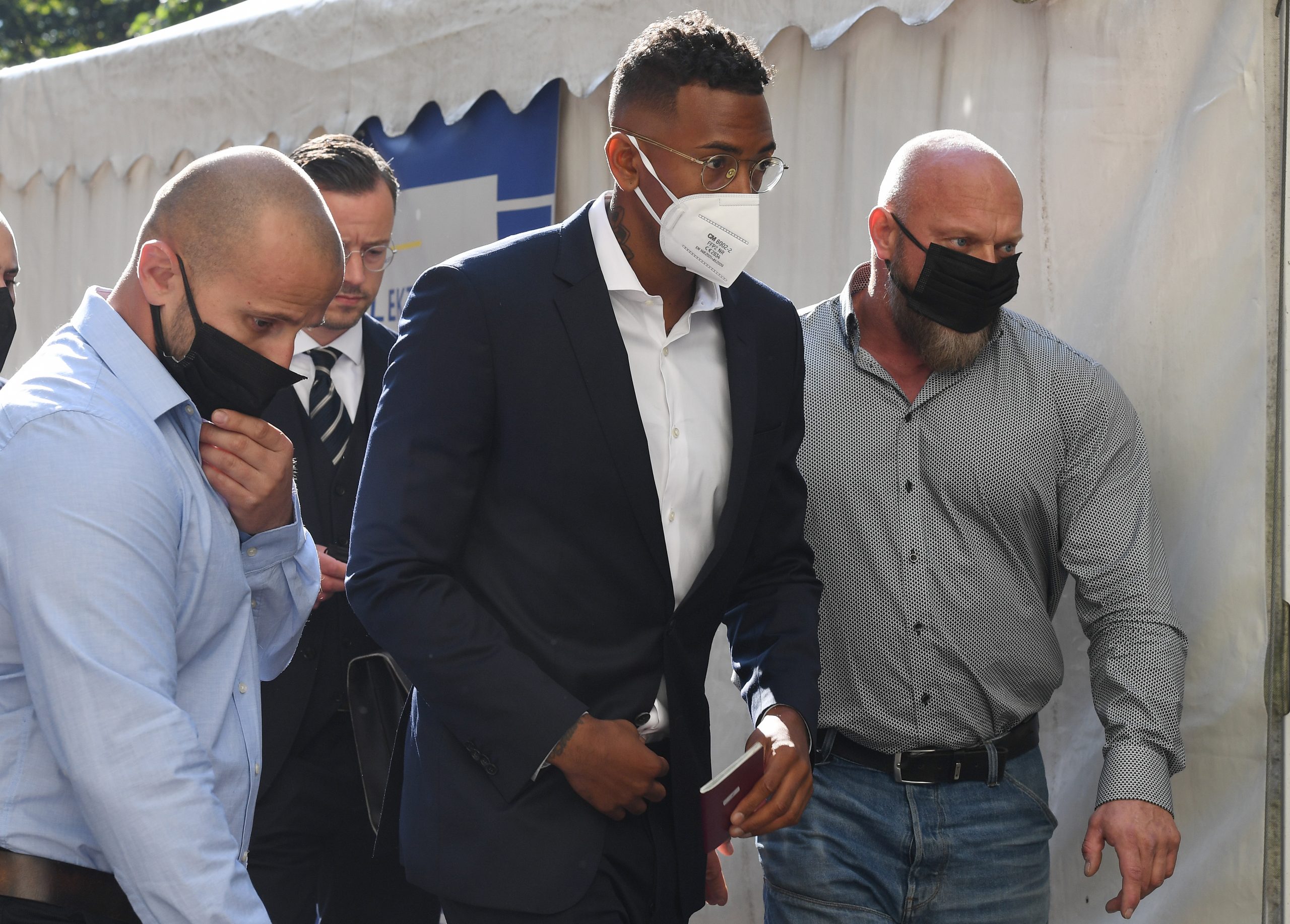 Der Fußball-Profi und ehemalige Nationalspieler Jerome Boateng (M.) kommt mit Bodyguards zum Prozessbeginn am Amtsgericht München.