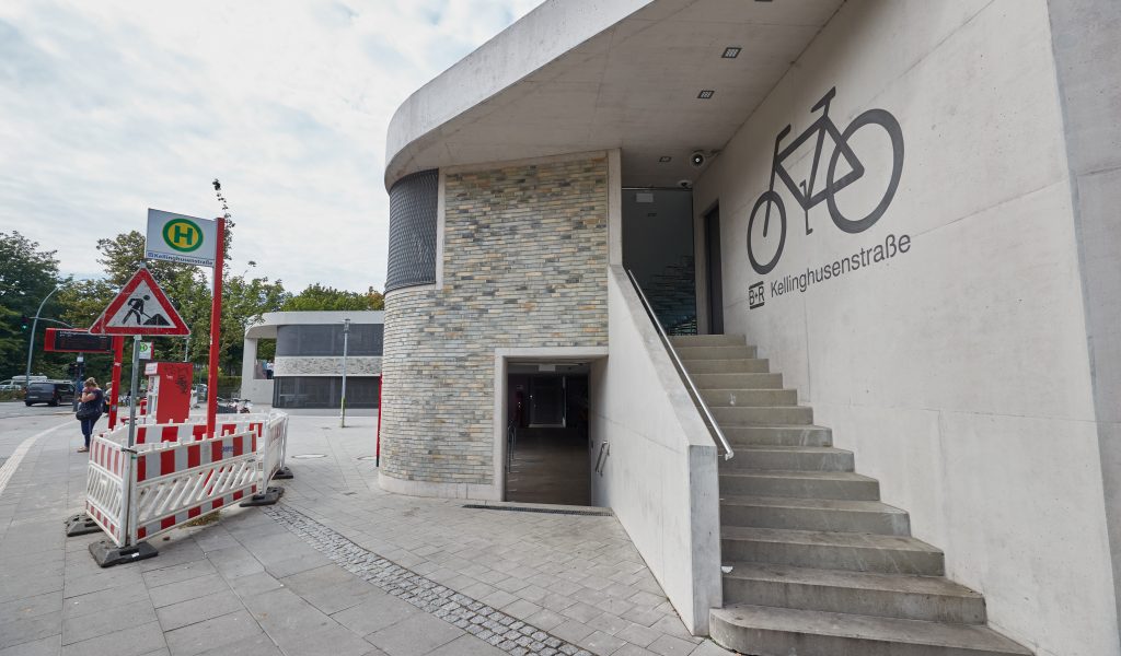 In der Kritik: Das im Mai eröffnete, drei Millionen Euro teure Fahrradparkhaus in Eppendorf wird kaum benutzt.