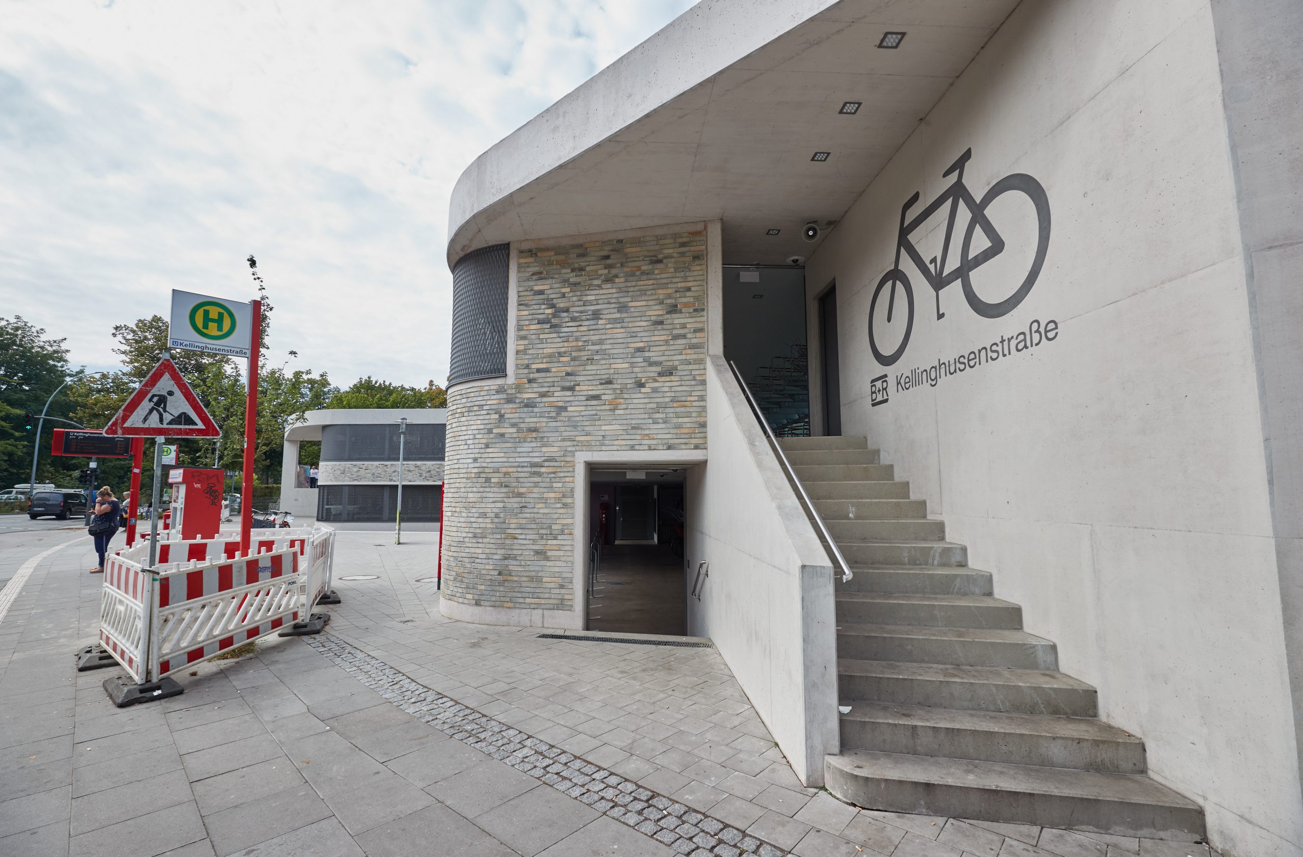In der Kritik: Das im Mai eröffnete, drei Millionen Euro teure Fahrradparkhaus in Eppendorf wird kaum benutzt.
