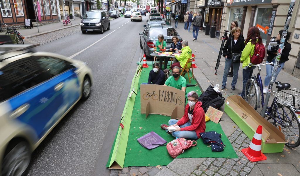 Aktivisten besetzen einen Parkplatz in der Innenstadt.