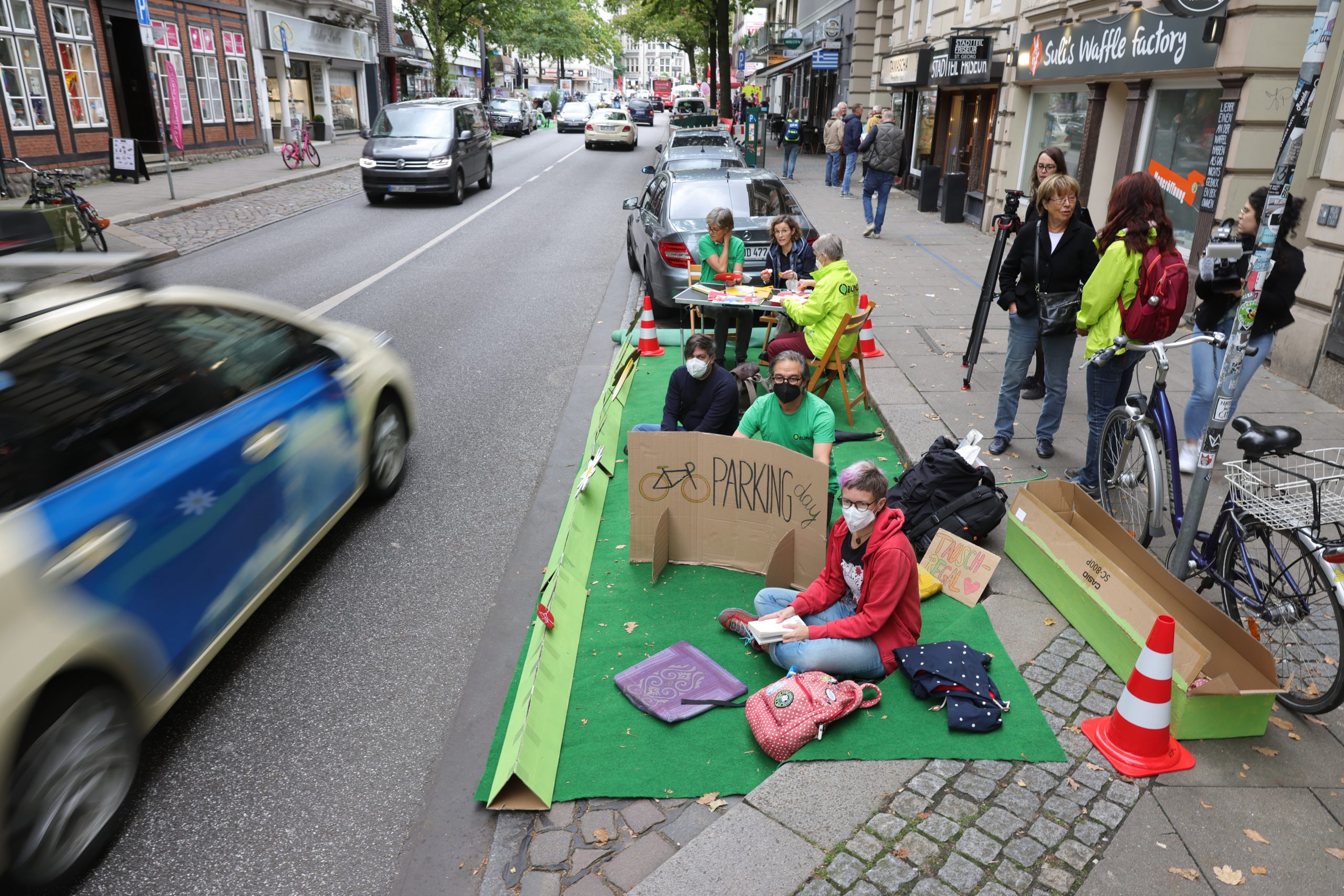 Aktivisten besetzen einen Parkplatz in der Innenstadt.