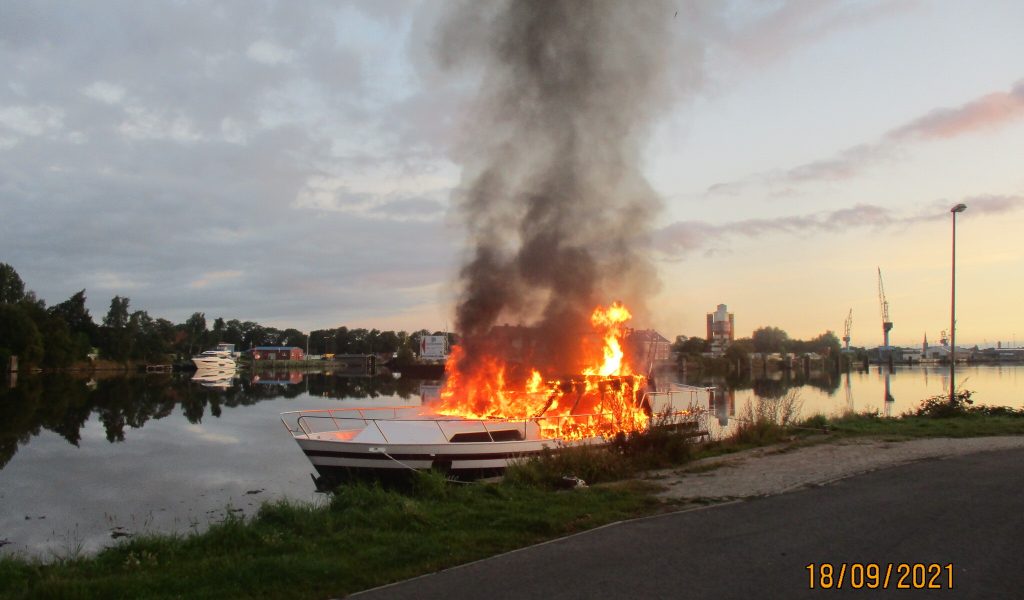 Sportboot in Flammen.