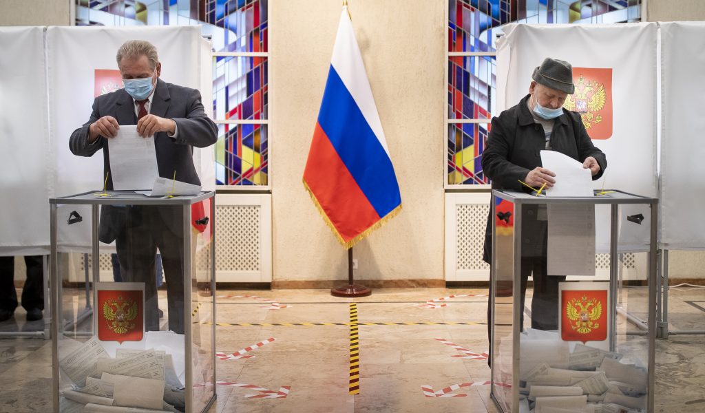 Russische Bürger geben ihre Stimmzettel in einem Wahllokal während der Parlamentswahlen in der russischen Botschaft in Vilnius ab.