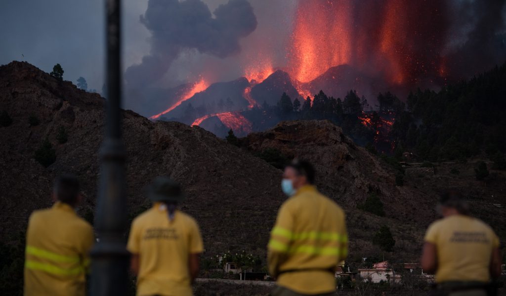Feuerwehrmänner beobachten den Vulkan Cumbre Vieja auf der kanarischen Insel La Palma.
