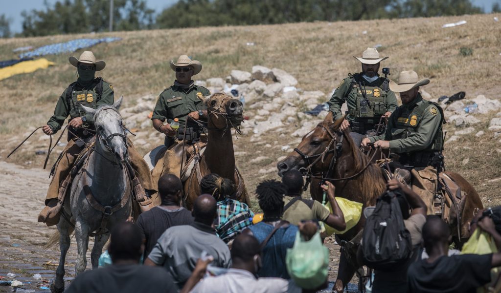 Beamte der US-Zoll- und Grenzschutzbehörde versuchen, Migranten bei der Überquerung des Rio Grande von Ciudad Acuna nach Del Rio, Texas aufzuhalten.