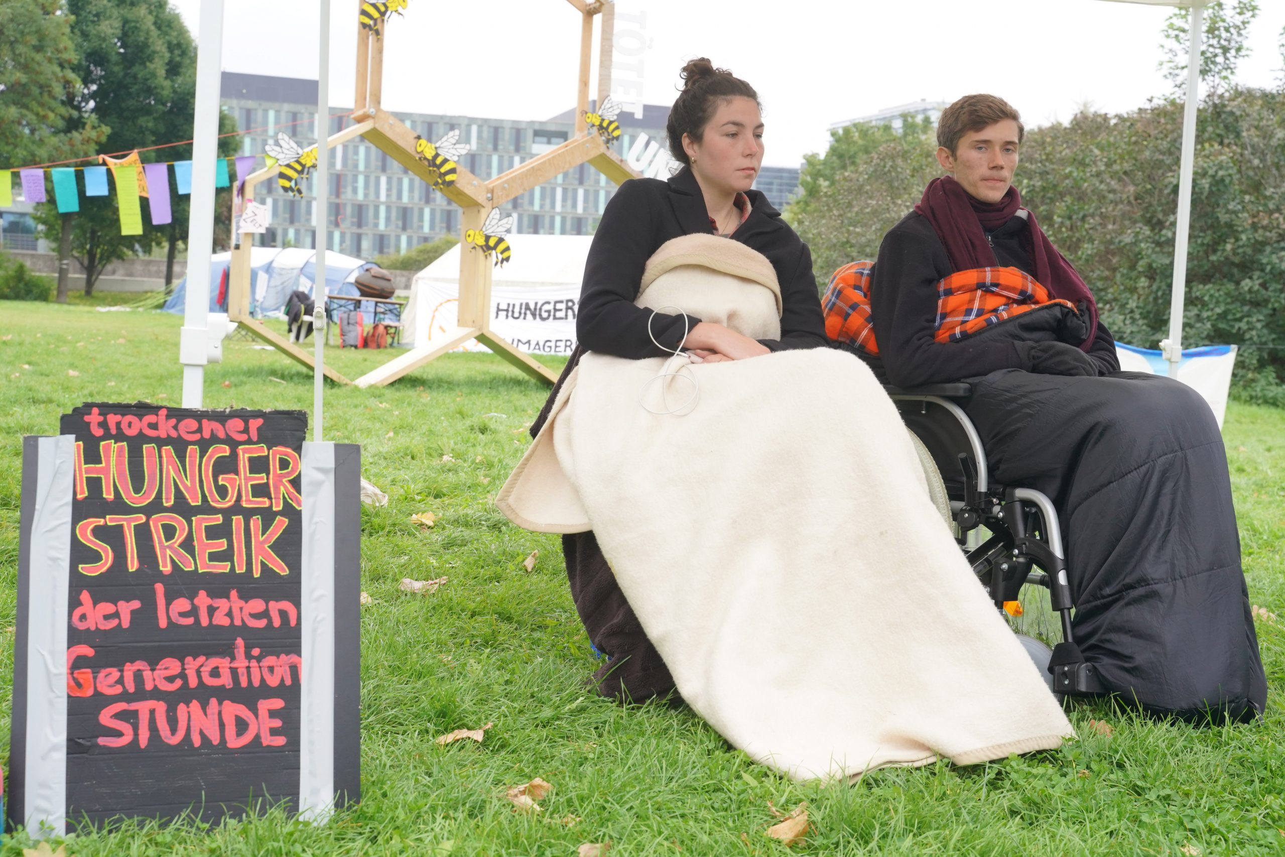 Lea und Henning, beiden verbliebenen Teilnehmer des „Hungerstreiks der letzten Generation“.