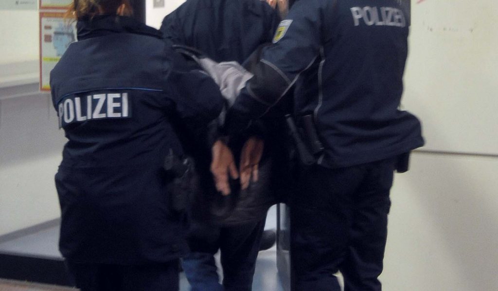 Bundespolizei nahmen den Parfüm-Dieb fest und bringen ihn in U-Haft. (Symbolfoto)