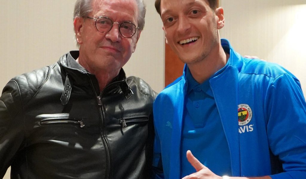 Fußballprofi Mesut Özil posiert mit Jürgen Todenhöfer auf Twitter.