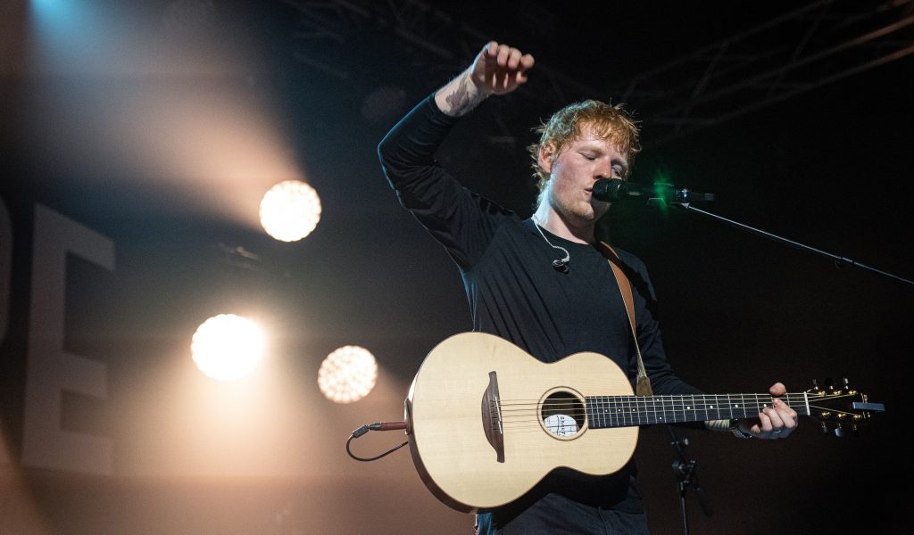 Auf der Bühne fühlt sich Sheeran wohl. Gerade erschien seine neue Single „Shivers“.