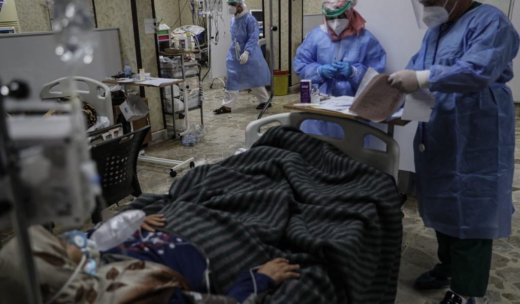 Mediziner versorgen auf der Intensivstation eines syrischen Krankenhauses einen Corona-Patienten.