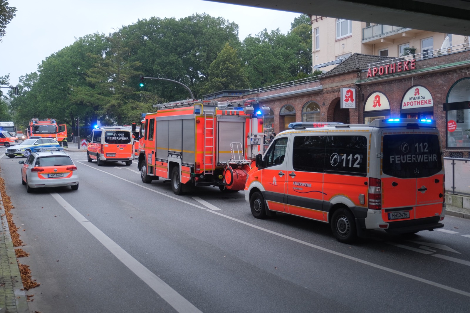 Einsatzfahrzeuge vor der Apotheke in Hamburg.