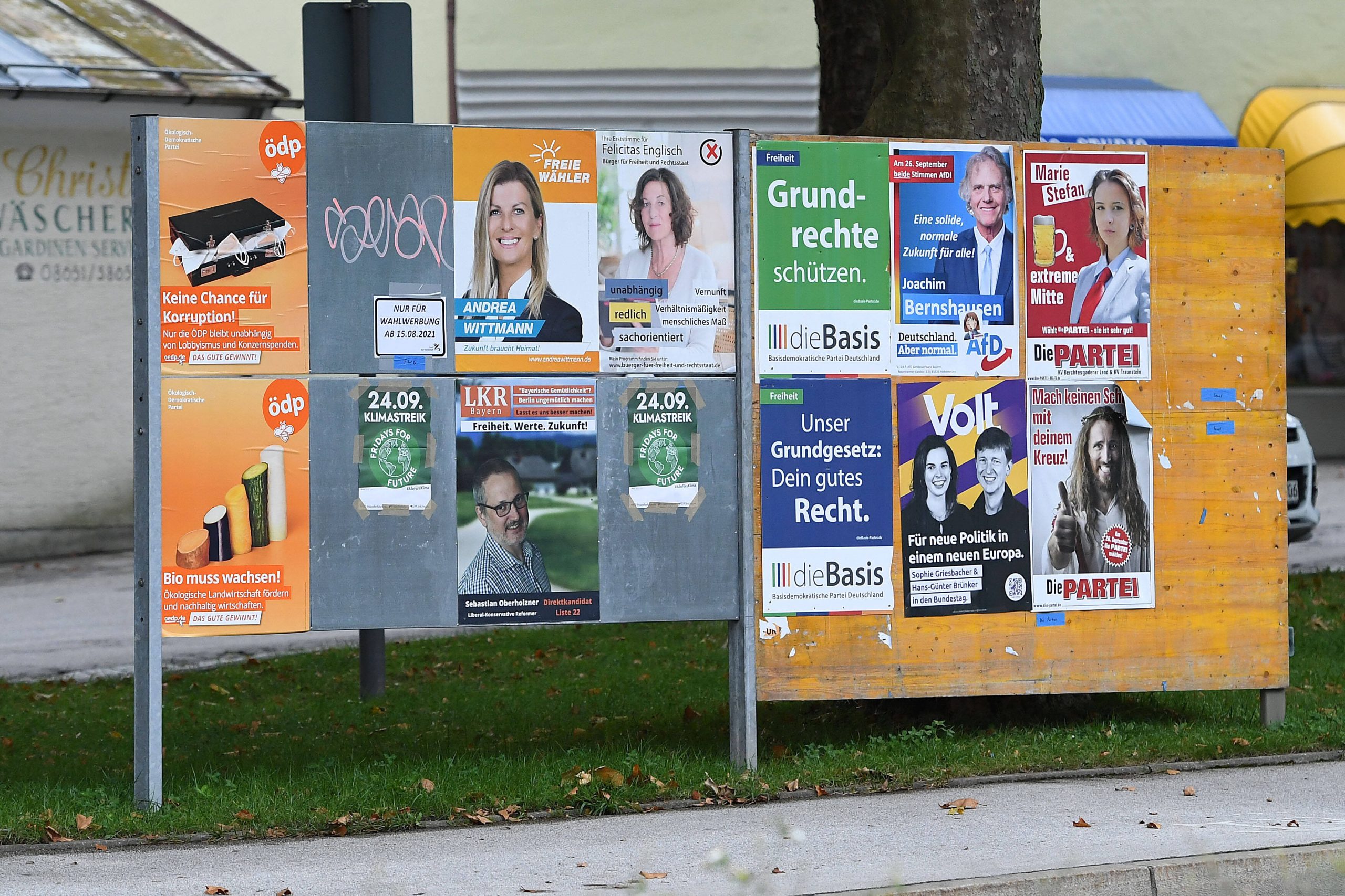 Viele Wahlplakate auf einem Fleck – mit den unterschiedlichsten Parteien.