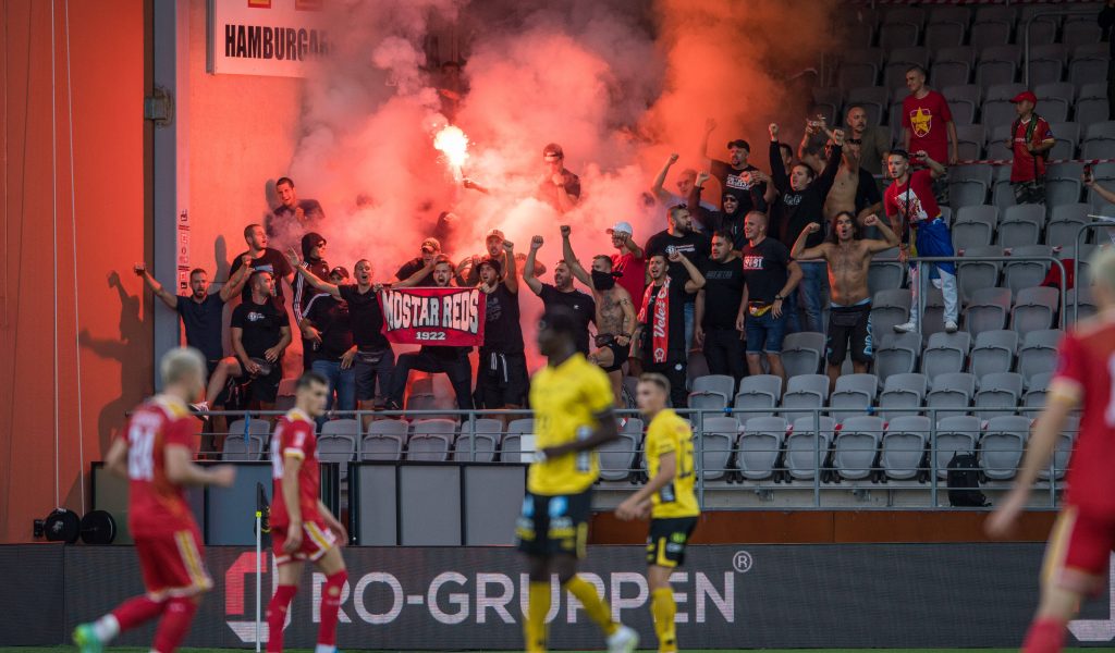 Einige Fans von Velez Mostar zünden Pyrotechnik in der UEFA-Conference-Qualifikation gegen Elfsborg (Symbolbild)