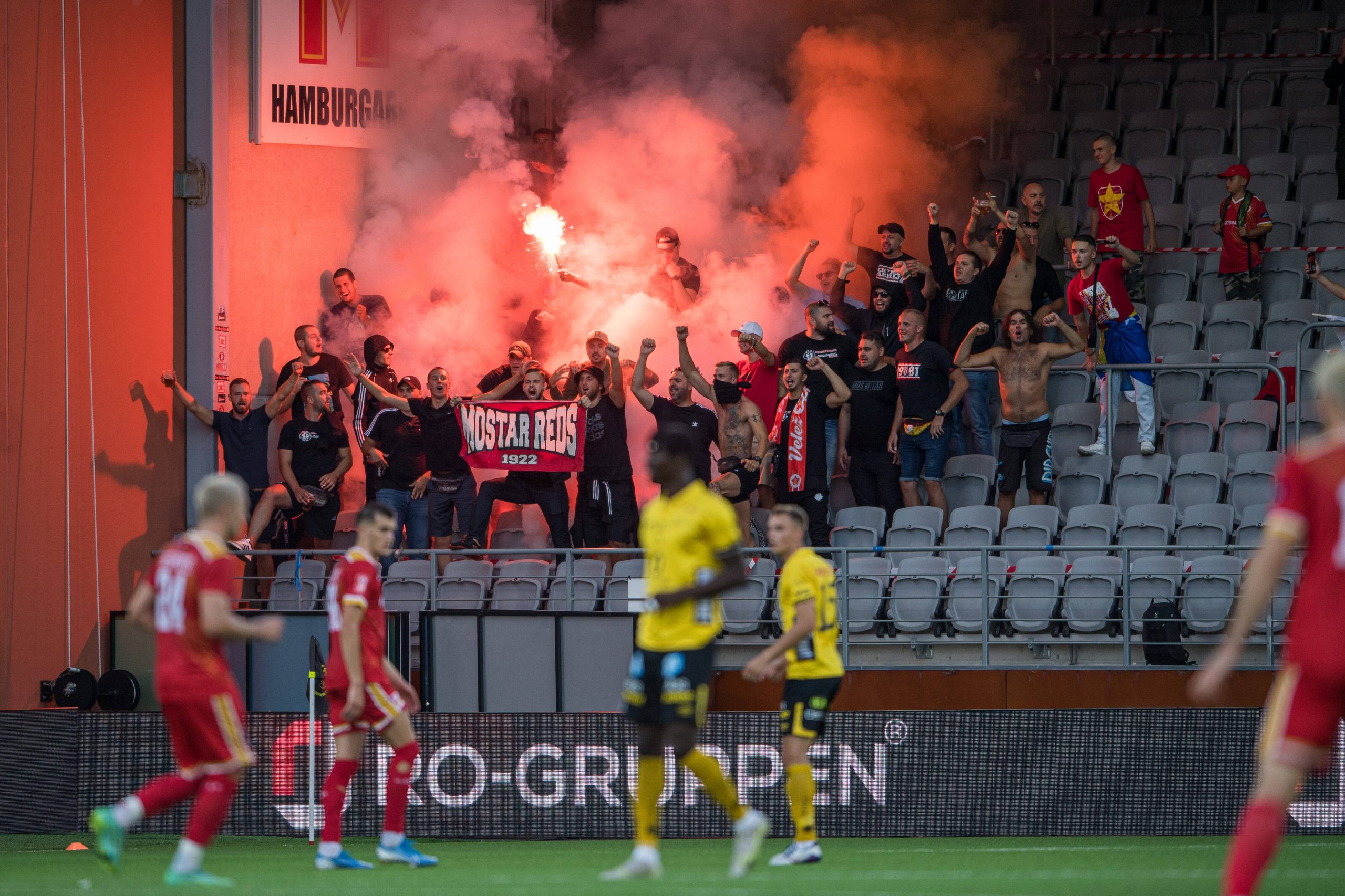 Einige Fans von Velez Mostar zünden Pyrotechnik in der UEFA-Conference-Qualifikation gegen Elfsborg (Symbolbild)