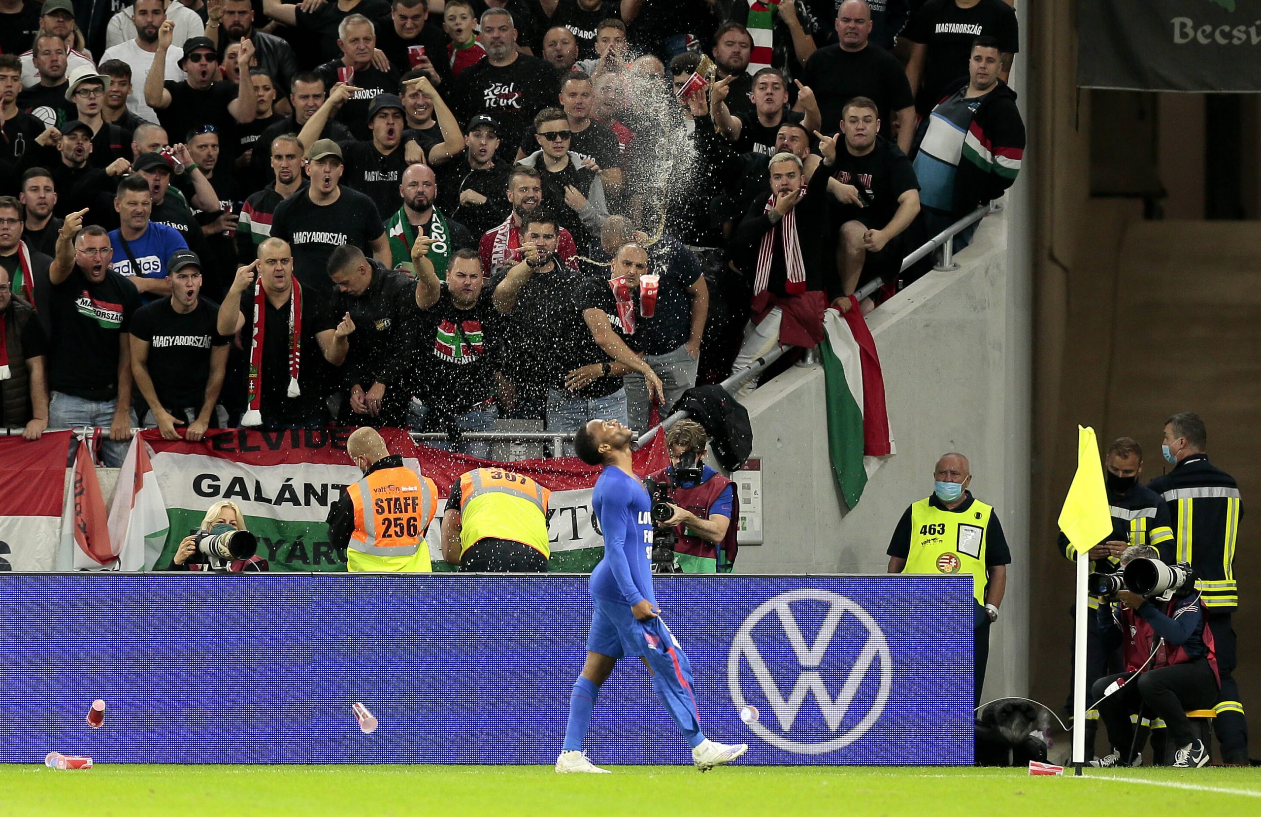Ungarn wird für das rassistische Verhalten der „Fans“ in der WM-Quali gegen England von der FIFA bestraft