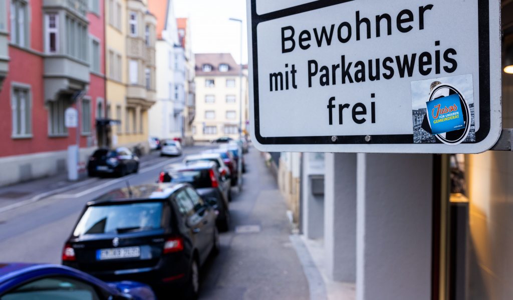 Schild mit der Aufschrift „Bewohner mit Parkausweis frei“