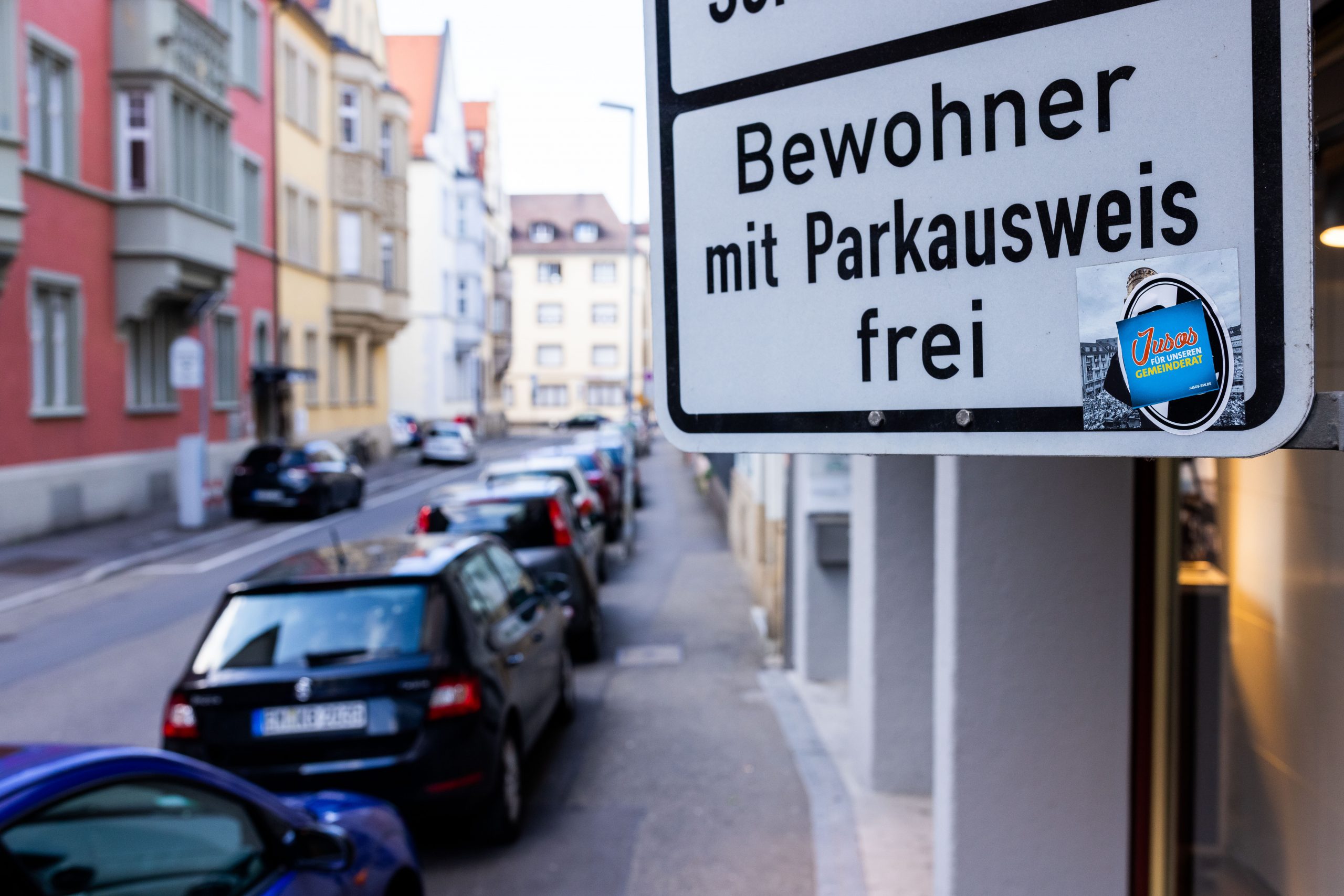 Schild mit der Aufschrift „Bewohner mit Parkausweis frei“