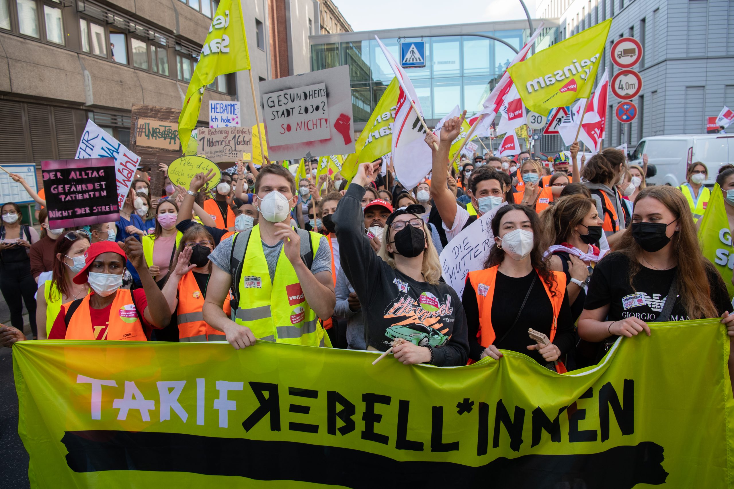 "Tarif-Rebellinnen" steht auf dem Transparent bei einer Demonstration von Beschäftigen der landeseigenen Berliner Krankenhäuser Vivantes und Charité.