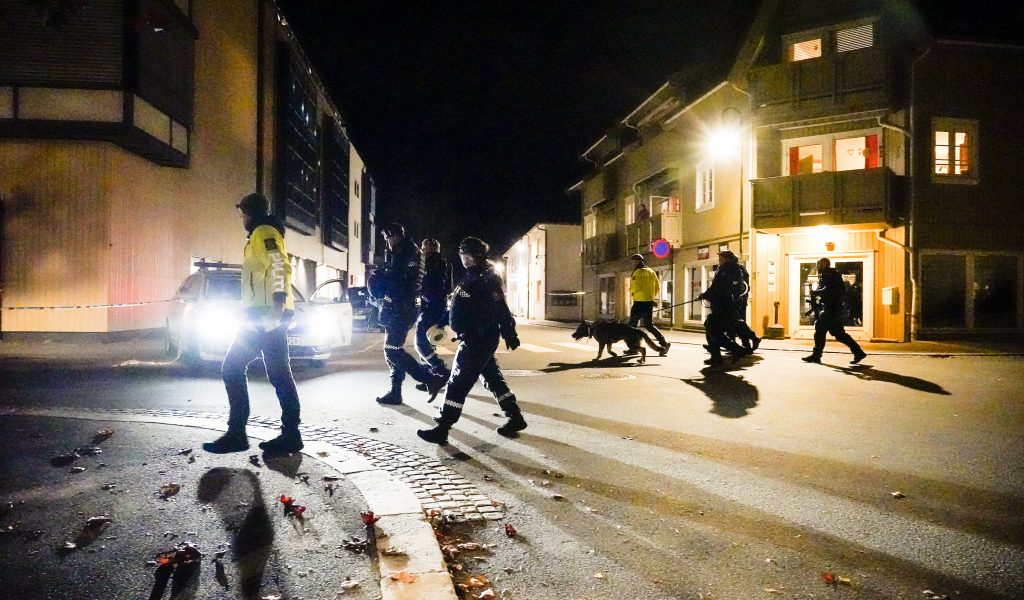 Polizisten ermitteln im Zentrum von Kongsberg nach der Gewalttat mit mehreren Toten.