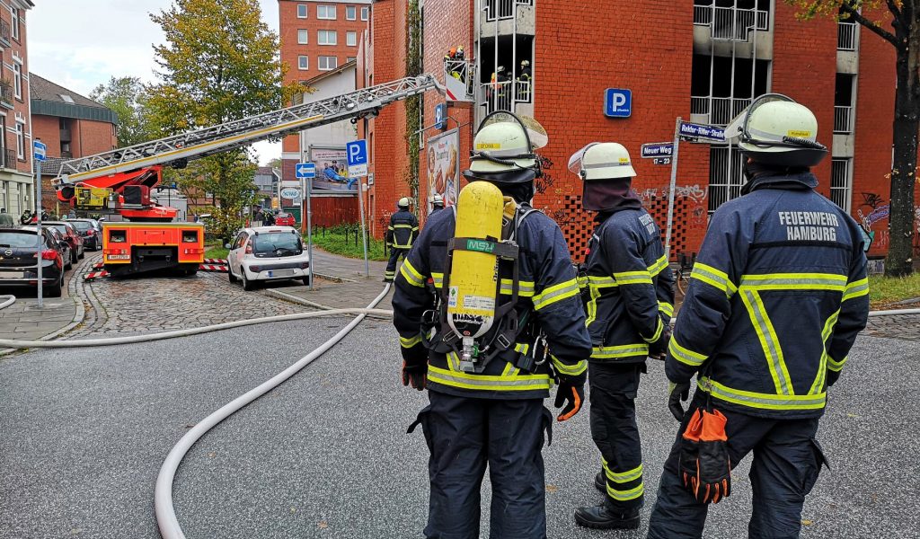 In einem Parkhaus in Bergedorf hat am Donnerstag ein Auto gebrannt. Zwei Kinder wurden gerettet.