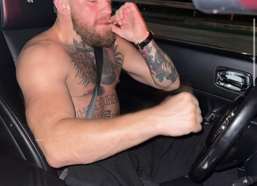Conor McGregor raucht bei einer Spritztour in Miami einen Joint