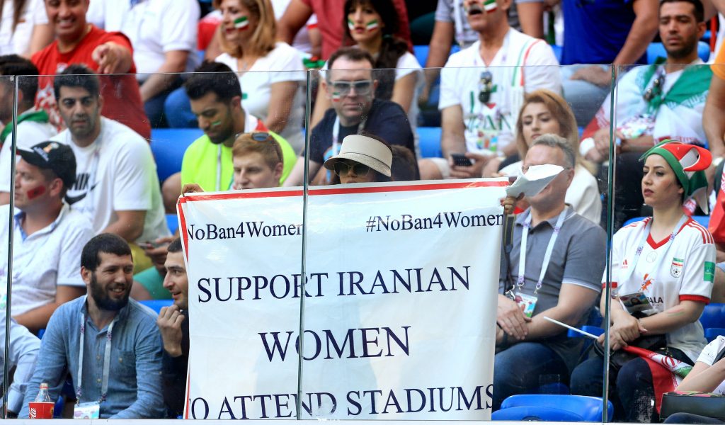 Protestplakat gegen das Stadionverbot für Frauen im Iran