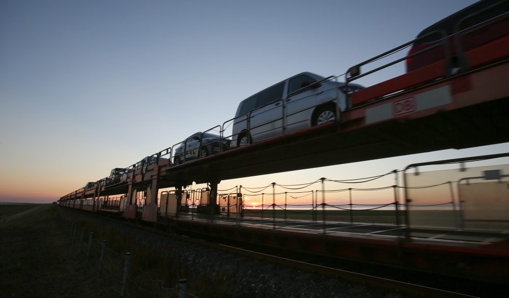 Ein Autozug der Deutschen Bahn fährt über den Hindenburgdamm zwischen Sylt und Niebüll