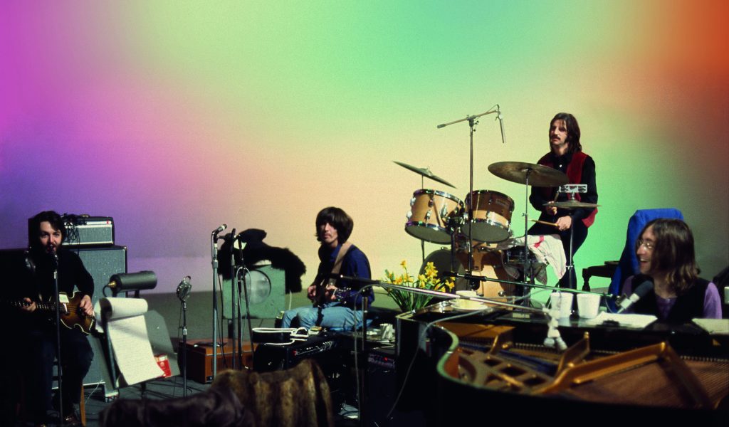 Die vier Musiker der Beatles im Studio an ihren Instrumenten
