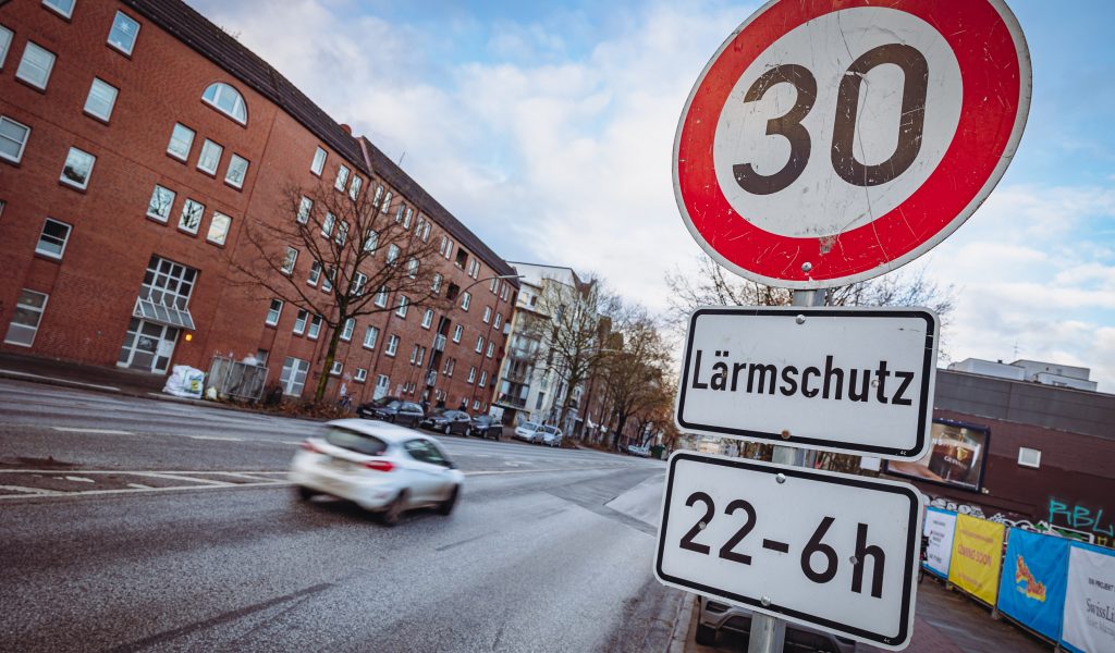 Das Schild in der Holstenstraße weist auf eine Tempo 30 Zone zwischen 22 und sechs Uhr hin.