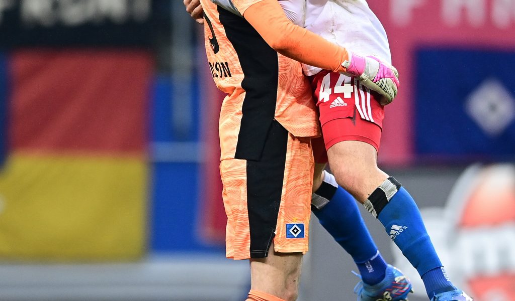 HSV-Torwart Marko Johansson feiert zusammen mit Verteidiger Mario Vuskovic.