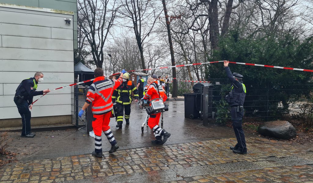 Einsatzkräfte von Polizei und Feuerwehr vor der Drogenberatungsstelle in Harburg, wo zwei Männer niedergeschossen worden waren