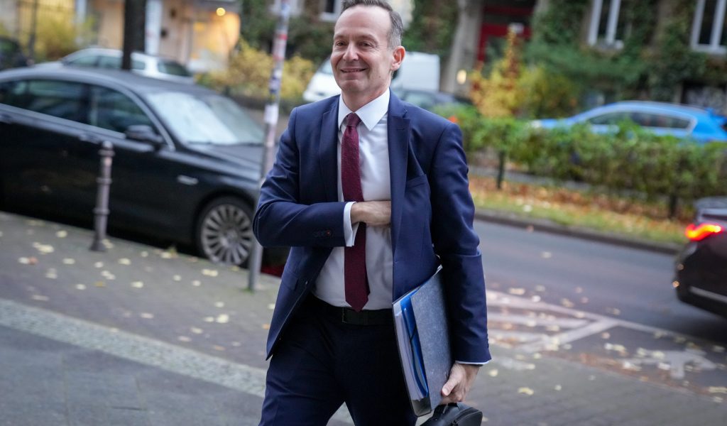 Der künftige Verkehrsminister Volker Wissing (FDP) wird von Hamburgs Grünen-Chef Dominik Lorenzen als „Anwalt der Blechbüchsen“ kritisiert.