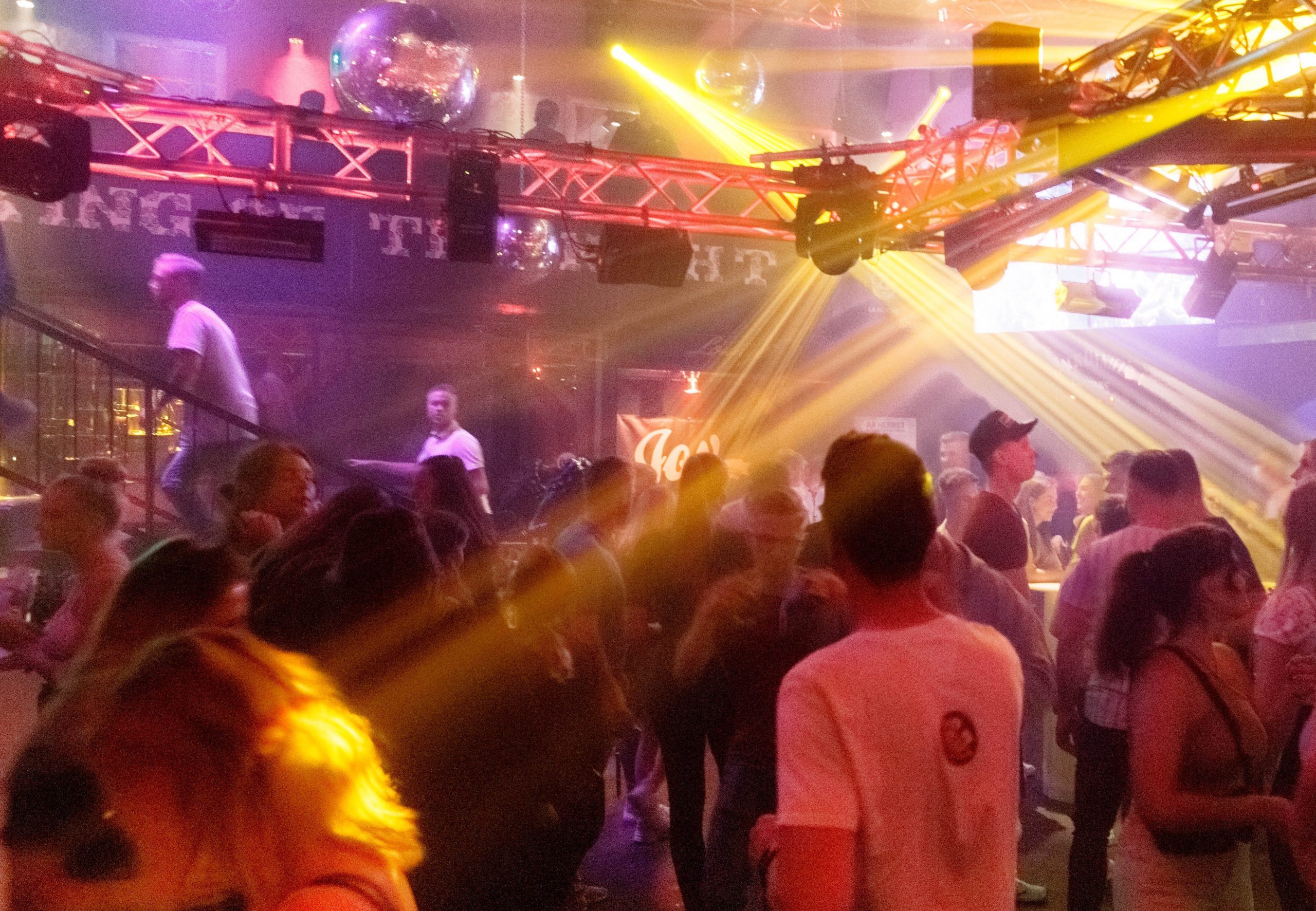 Menschen tanzen in einer Diskothek
