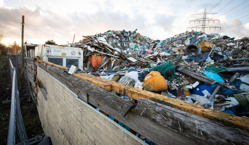 Bau- und Gewerbeanfälle sowie weiterer Müll liegen auf einem Gelände im Norderstedter Gewerbegebiet Friedrichsgabe.