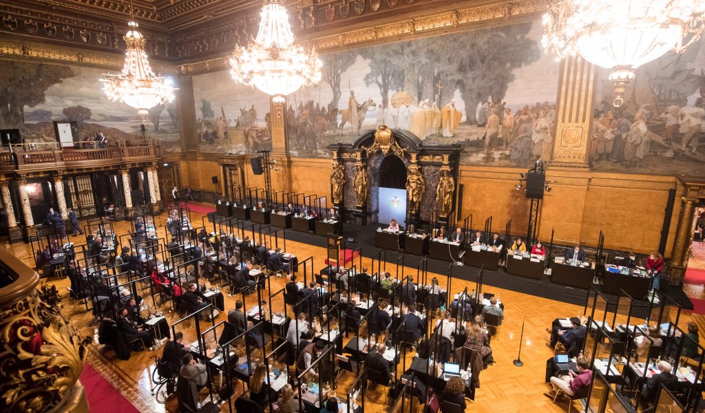 Die Mitglieder der Hamburgischen Bürgerschaft sitzen während einer Sitzung im Saal. (Symbolbild)