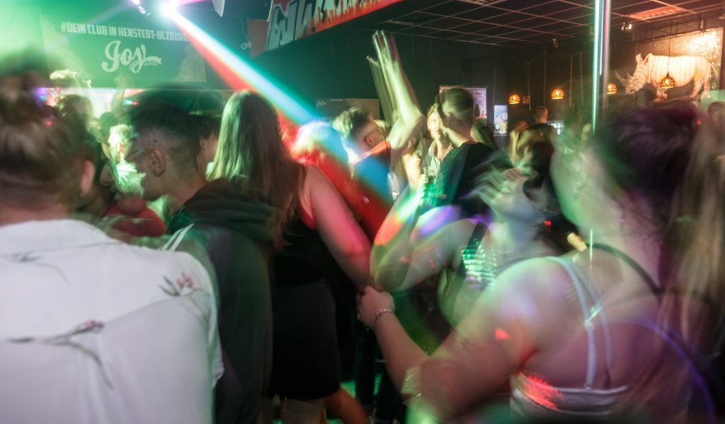 Besucher tanzen in der Diskothek Joy im schleswig-holsteinischen Henstedt-Ulzburg.