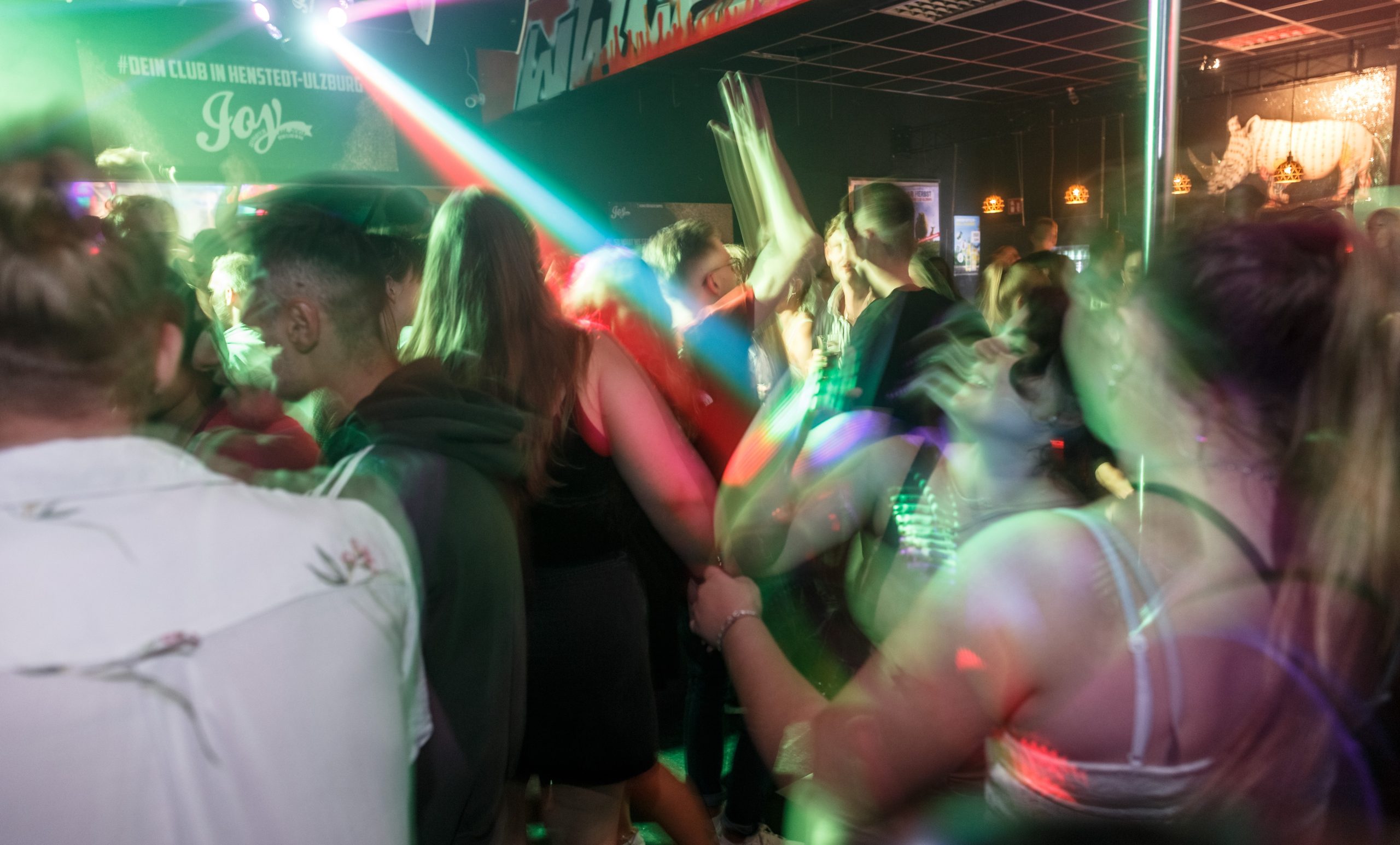 Besucher tanzen in der Diskothek Joy im schleswig-holsteinischen Henstedt-Ulzburg.