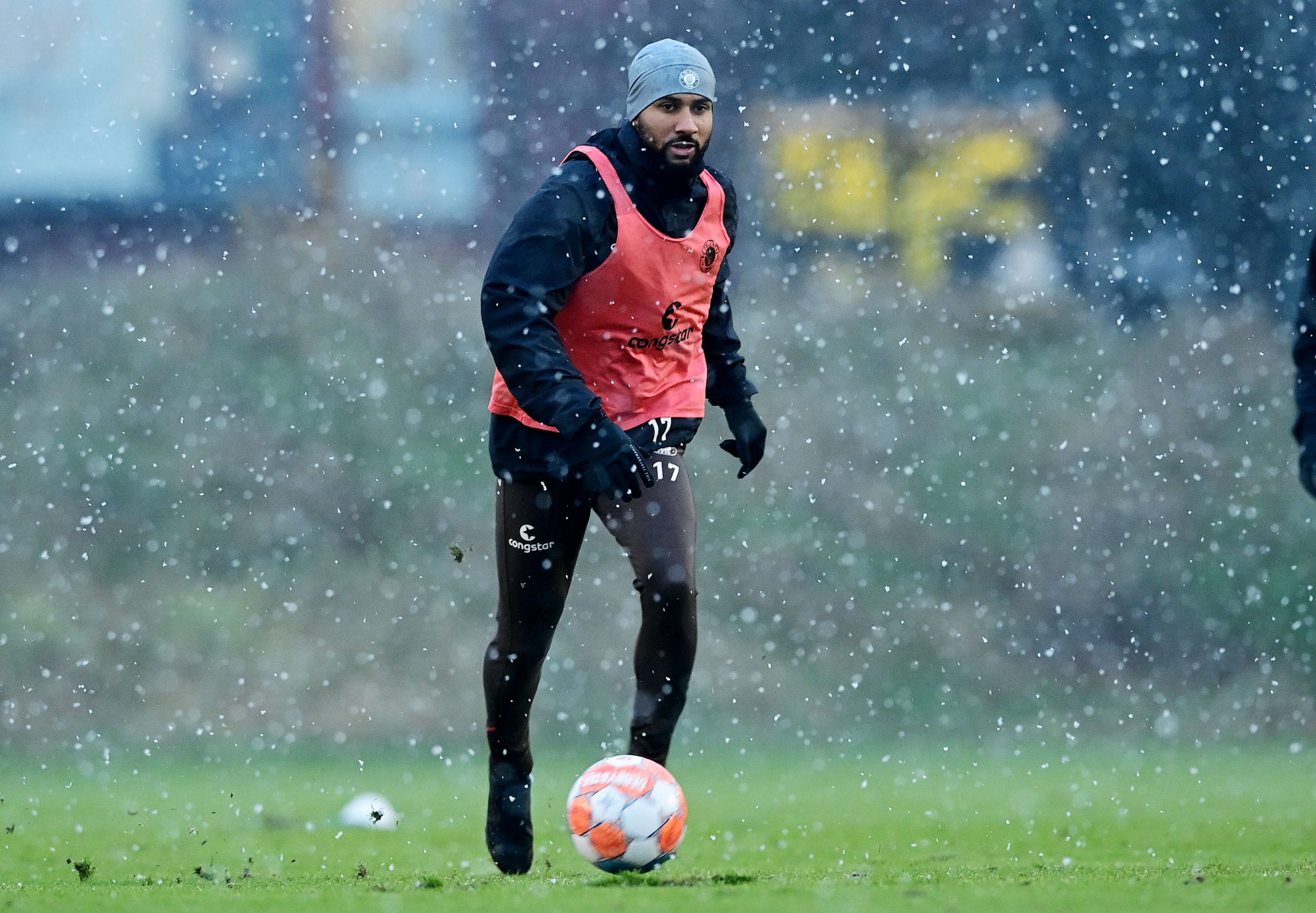 Schneetreiben wie beim St. Pauli-Training am Dienstag wäre Daniel-Kofi Kyereh beim Afrika-Cup wohl nicht ausgesetzt.