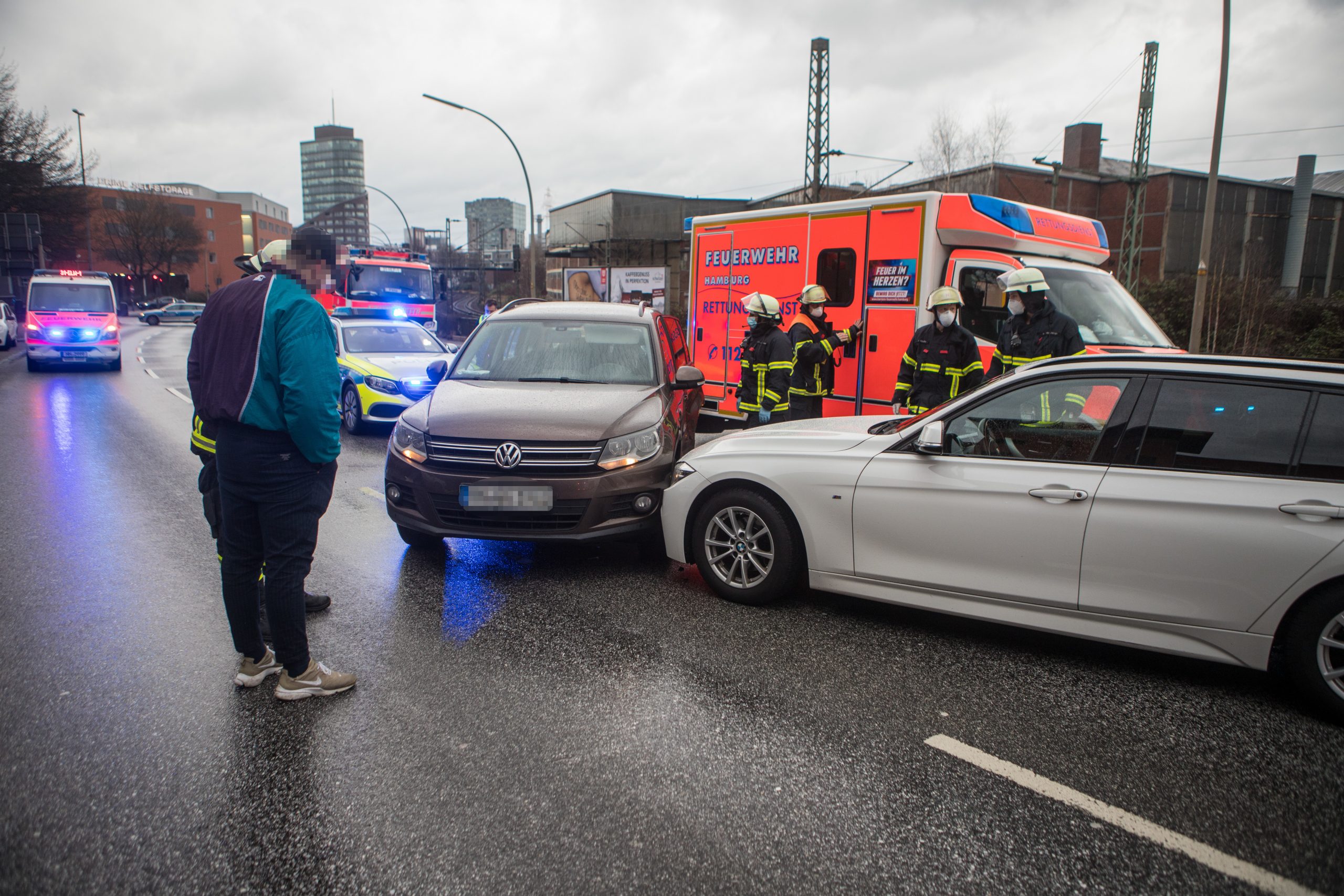 Am Sonntagnachmittag kollidierten zwei Fahrzeuge auf der Buxtehuder Straße in Harburg.