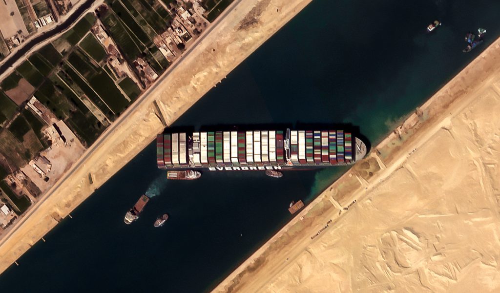 Dieses Satellitenbild von European Space Imaging zeigt das Frachtschiff MV Ever Given, das im März 2020 im Suezkanal auf Grund gelaufen ist.