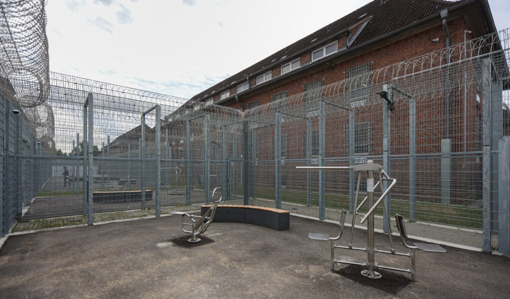 Blick auf einen der Freistundenhöfe in der neuen Abschiebehaftanstalt in Glückstadt.