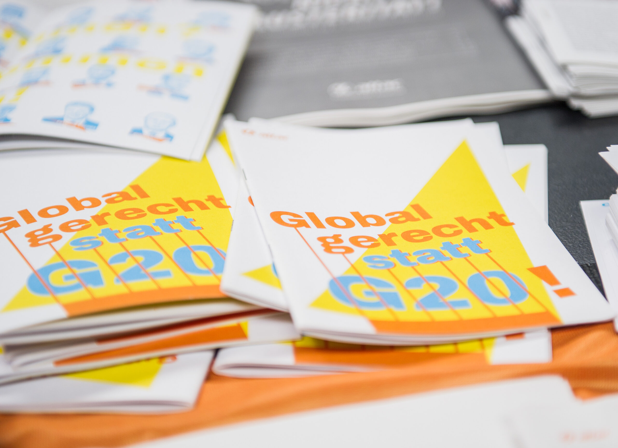 Broschüren mit der Aufschrift "Gerecht statt G20" sind am 05.07.2017 in Hamburg am Stand der Organisation Attac beim Gipfel für globale Solidarität zu sehen . Der Gipfel für globale Solidarität ist eine Gegenveranstaltun