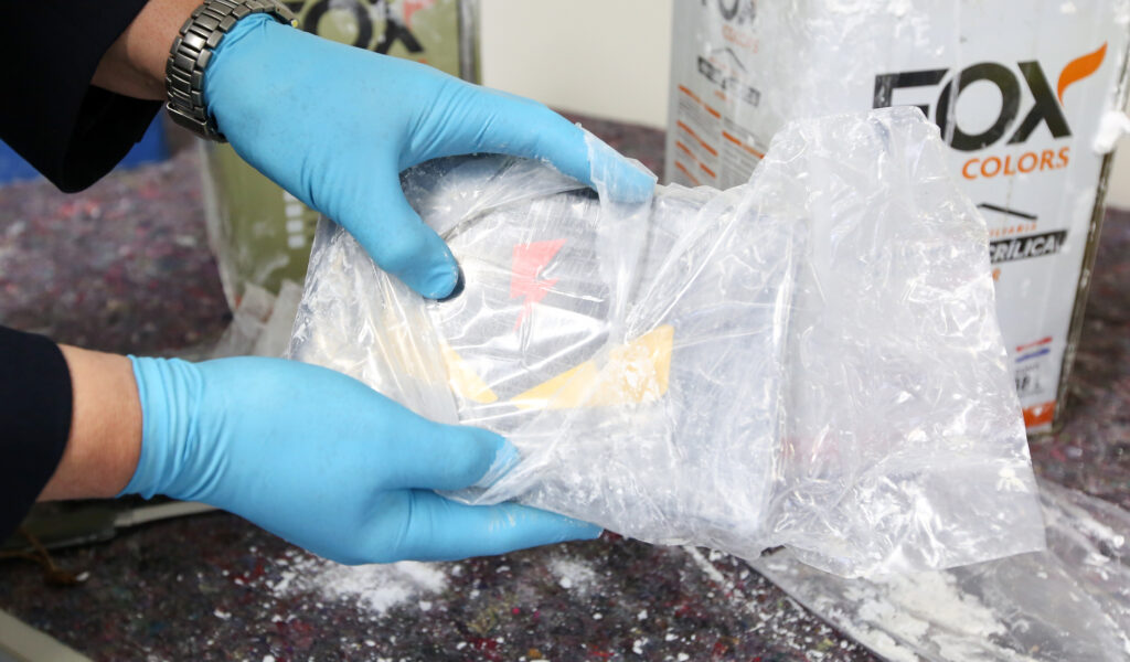 Ein Zollbeamter präsentiert Kokain, das auf einem Tisch im Zollfahndungsamt Hamburg liegt. In fünf Containern aus Paraguay hat der Hamburger Zoll mehr als 16 Tonnen Kokain sichergestellt.