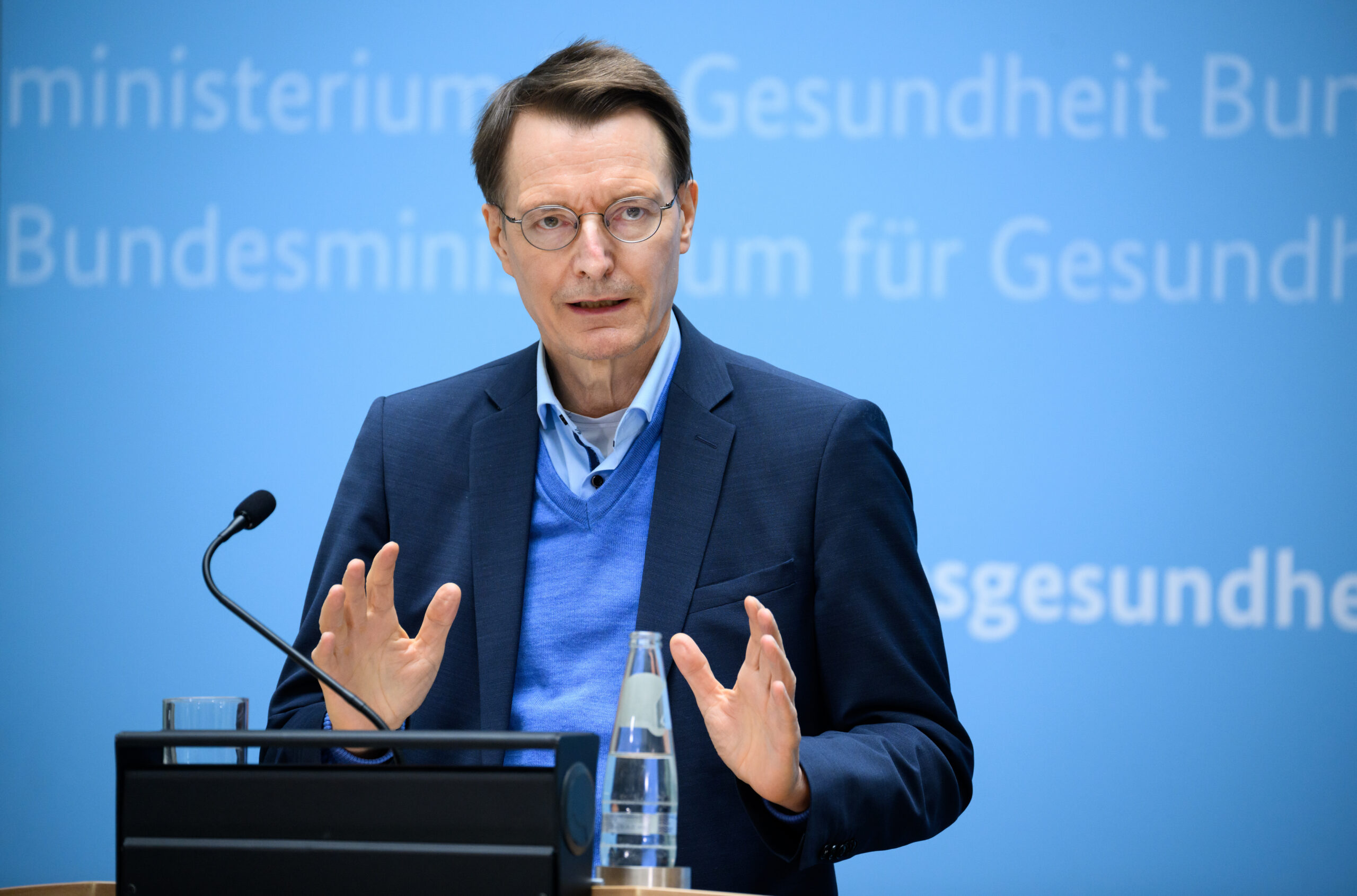 Karl Lauterbach (SPD), Bundesminister für Gesundheit, äußert sch bei einer Pressekonferenz im Bundesgesundheitsministerium