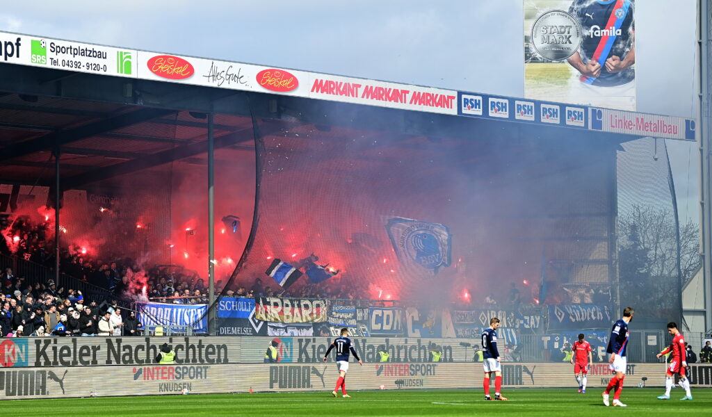 HSV-Fans zünden Pyrotechnik bei Holstein Kiel