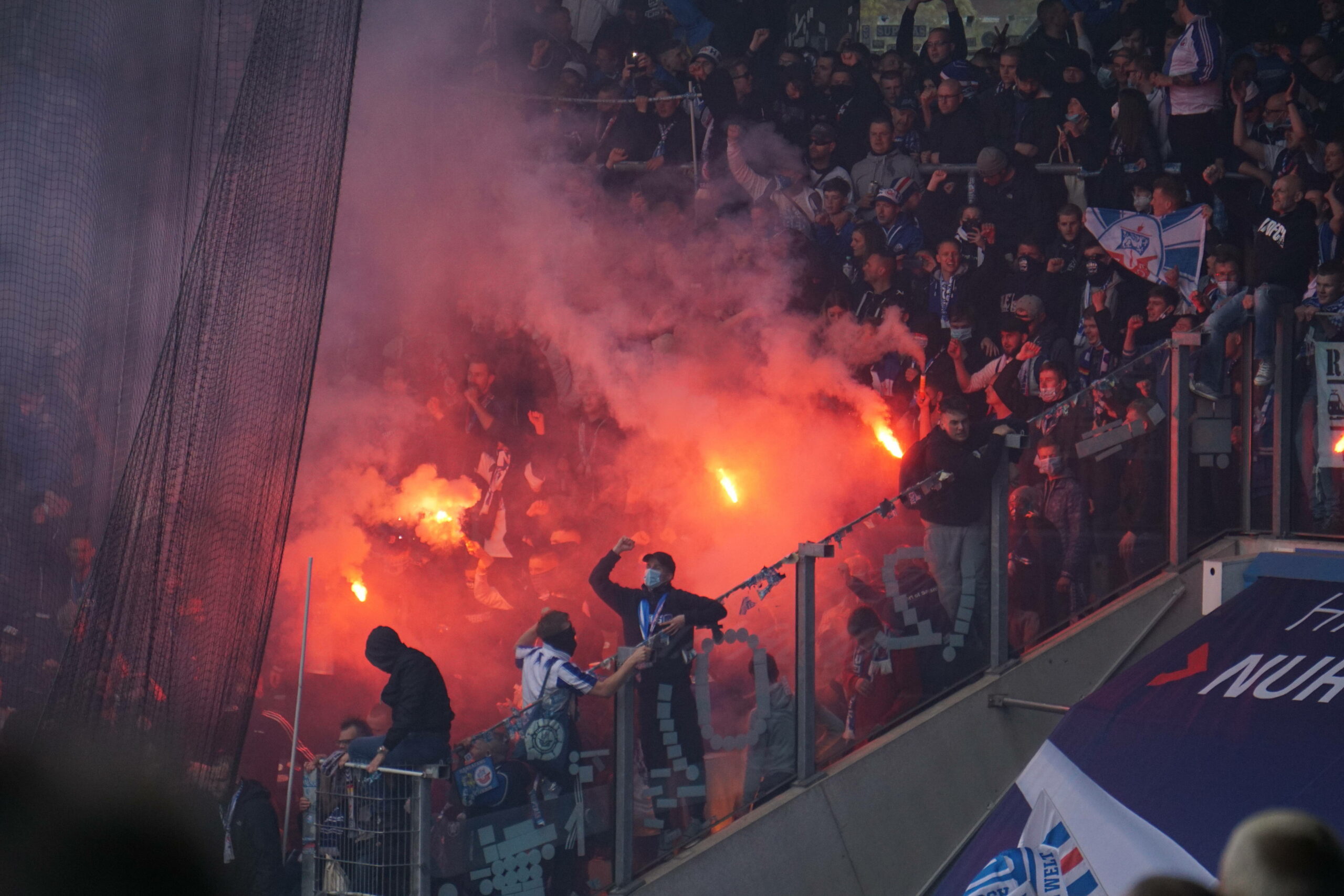 Die Fans von Hansa Rostock zünden Pyrotechnik